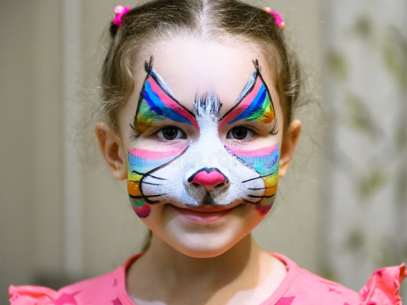 Enfant De Masque De Peinture De Visage Photo stock - Image du