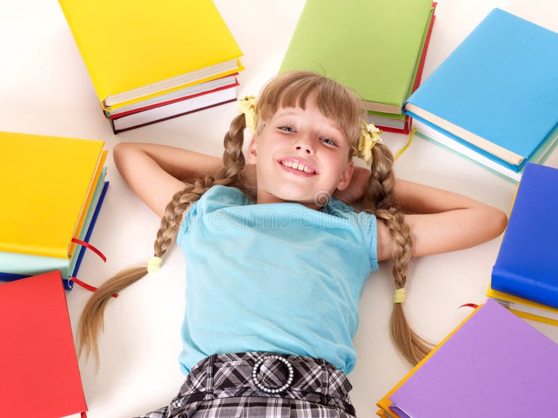 Enfant avec la pile du livre se trouvant sur l'étage. image libre de droits Enfant avec la pile du livre se trouvant sur l'étage. image libre de droits