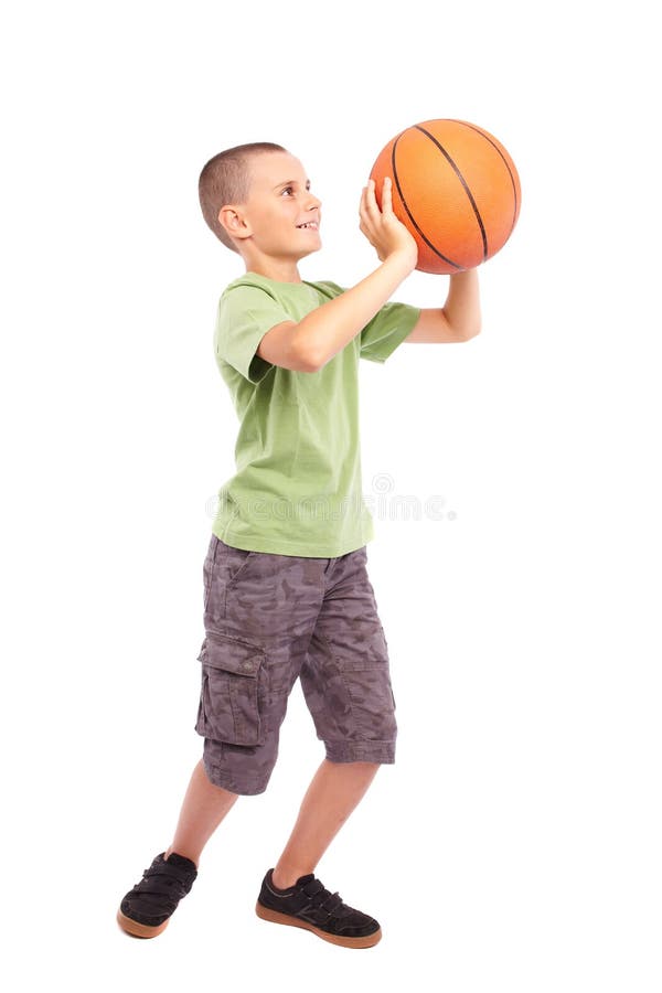 Enfant avec le basket-ball d'isolement sur le fond blanc image libre de droits Enfant avec le basket-ball d'isolement sur le fond blanc image libre de droits