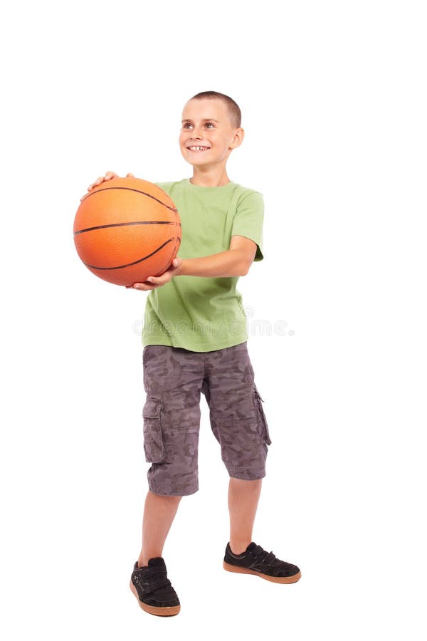 Enfant avec le basket-ball d'isolement sur le fond blanc photo libre de droits Enfant avec le basket-ball d'isolement sur le fond blanc photo libre de droits