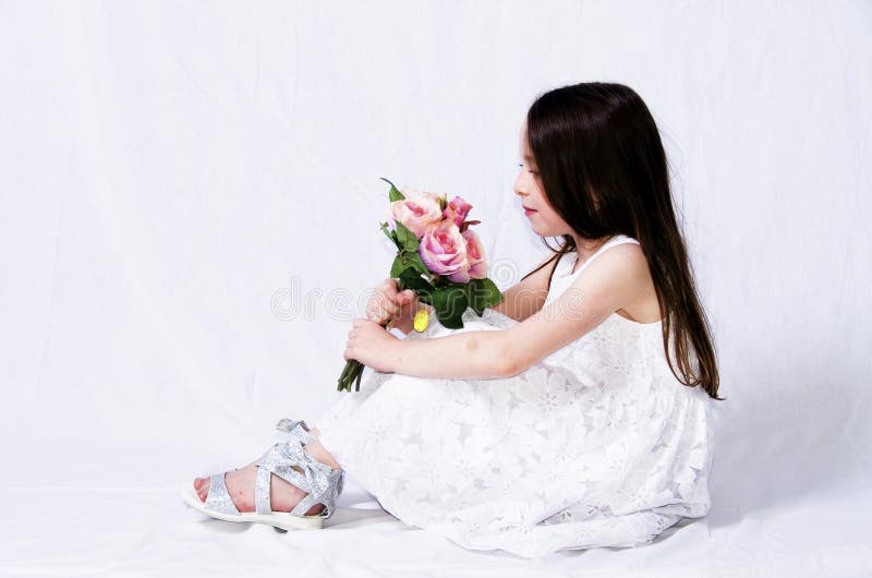 Enfant avec un bouquet photos stock Enfant avec un bouquet photos stock