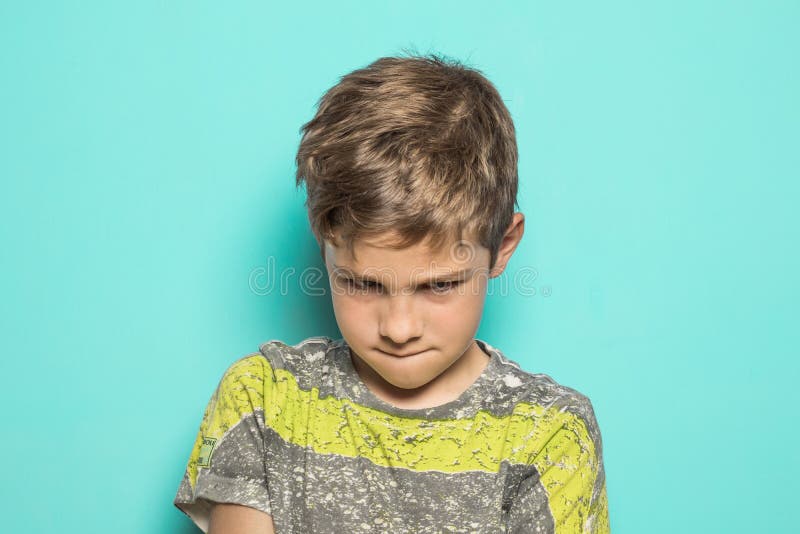 Enfant Avec Un Visage Fache Photo Stock Image Du Gosse Offensez Enfant Avec Un Visage Fache Photo Stock Image Du Gosse Offensez