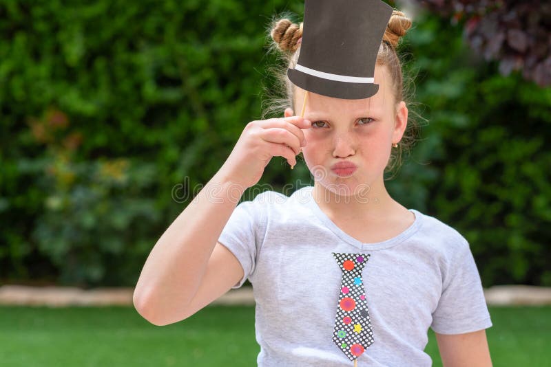Enfant ayant l'amusement Concept dr?le d'accessoires de carnaval images stock Enfant ayant l'amusement Concept dr?le d'accessoires de carnaval images stock