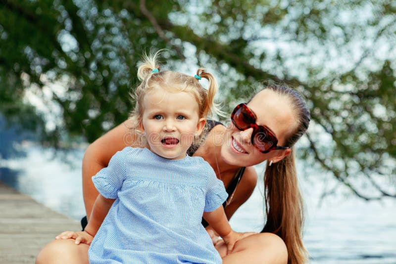Enfant caucasien blanc heureux de mère et de fille ayant l'amusement dehors image stock Enfant caucasien blanc heureux de mère et de fille ayant l'amusement dehors image stock