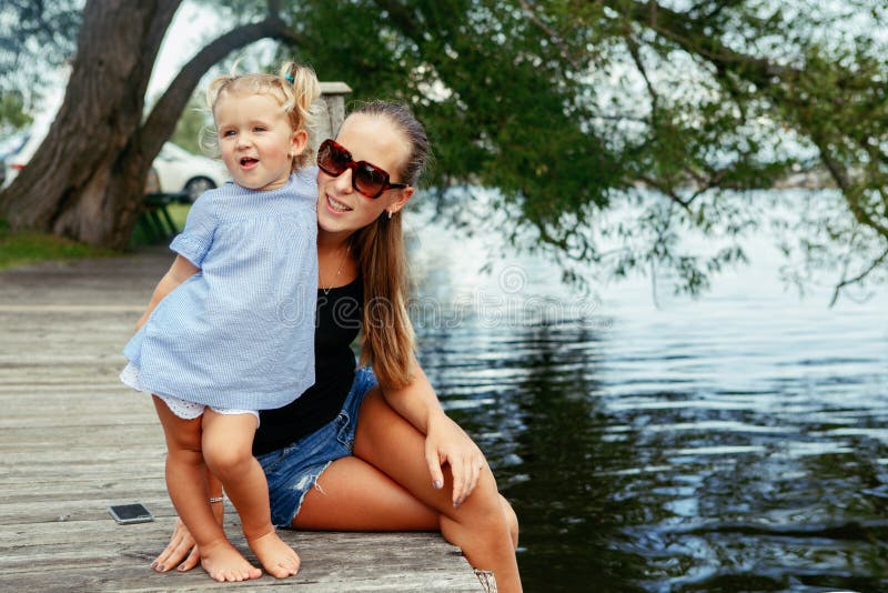 Enfant caucasien blanc heureux de mère et de fille ayant l'amusement dehors image libre de droits Enfant caucasien blanc heureux de mère et de fille ayant l'amusement dehors image libre de droits