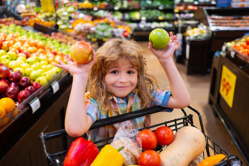 Enfant Garçon Fait Ses Courses Dans Un Supermarché Enfant Choisissant Une  Pomme Dans Un Magasin Petit Garçon Choisissant Une Pomme Lors De Ses Achats  Au Supermarché De Fruits Et Légumes
