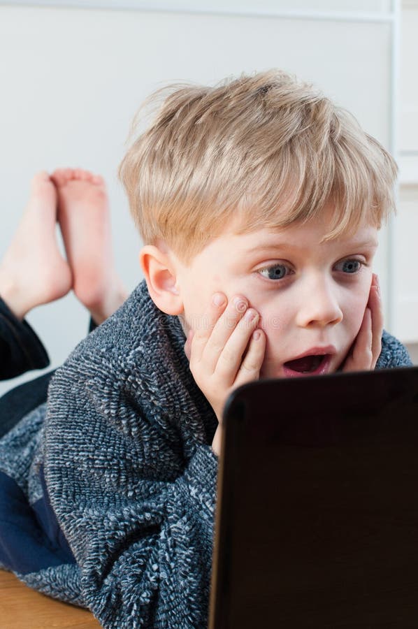 Enfant Choqué Par Le Contenu De Page Web Image stock - Image du alésé, heureux: 70086515