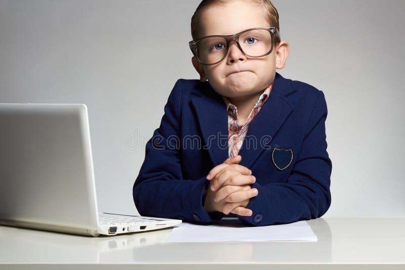 Enfant d'affaire louche images stock