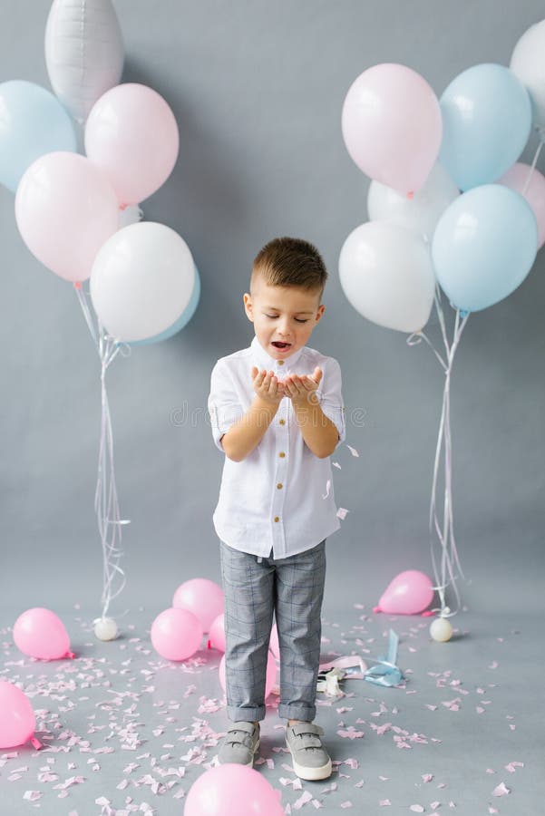 Anniversaire D'un Enfant 1 An Heureux Petit Garçon Avec Bouquet De Ballons  L'anniversaire Du Garçon