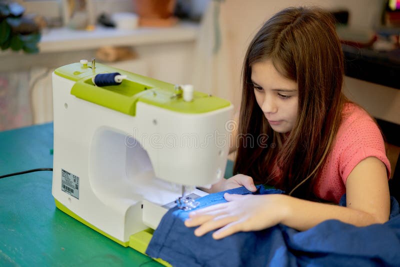 Petite Fille Apprenant à Coudre Avec Un Kit De Couture Pour Enfants