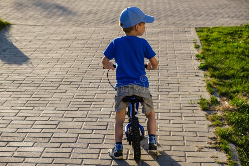Enfant de bicyclette d'été d'enfant de vélo équilibre photos libres de droits Enfant de bicyclette d'été d'enfant de vélo équilibre photos libres de droits