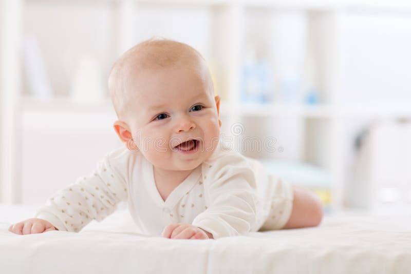 Enfant De Cinq Mois Allonge Sur Le Ventre En Pepiniere Photo Stock Image Du Beau Indoors