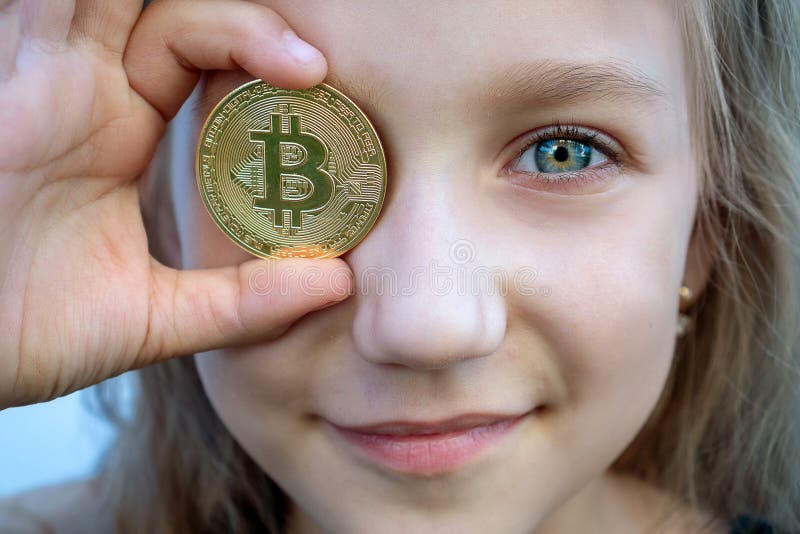 Enfant de fille avec les yeux verts tenant l'argent numérique de bitcoin Concept de bitcoin facile investissant et commer?ant images stock Enfant de fille avec les yeux verts tenant l'argent numérique de bitcoin Concept de bitcoin facile investissant et commer?ant images stock