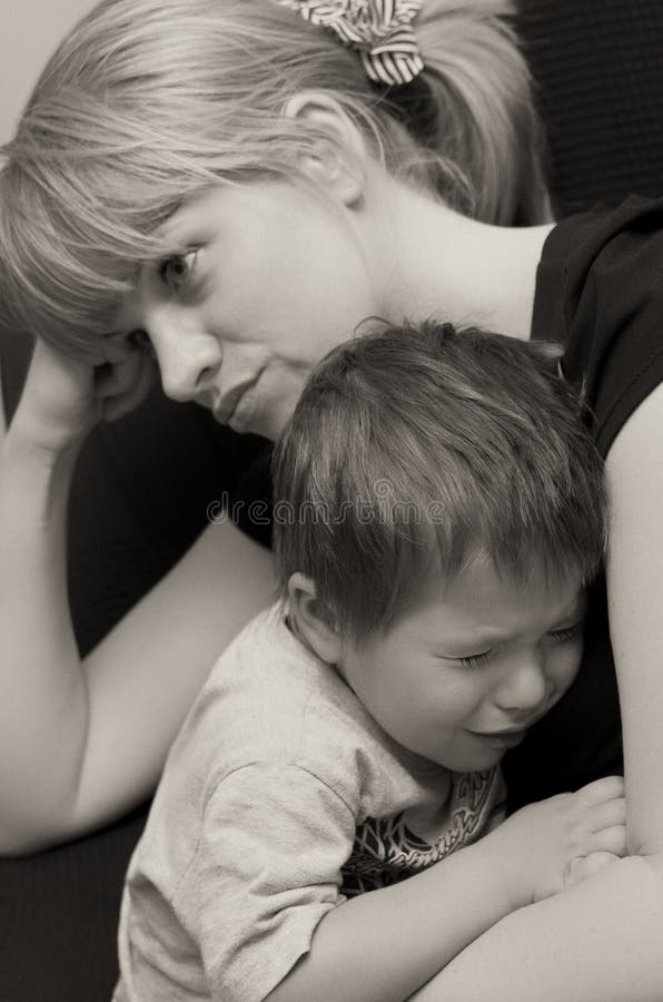 Enfant de mère et de pleurer photographie stock libre de droits Enfant de mère et de pleurer photographie stock libre de droits