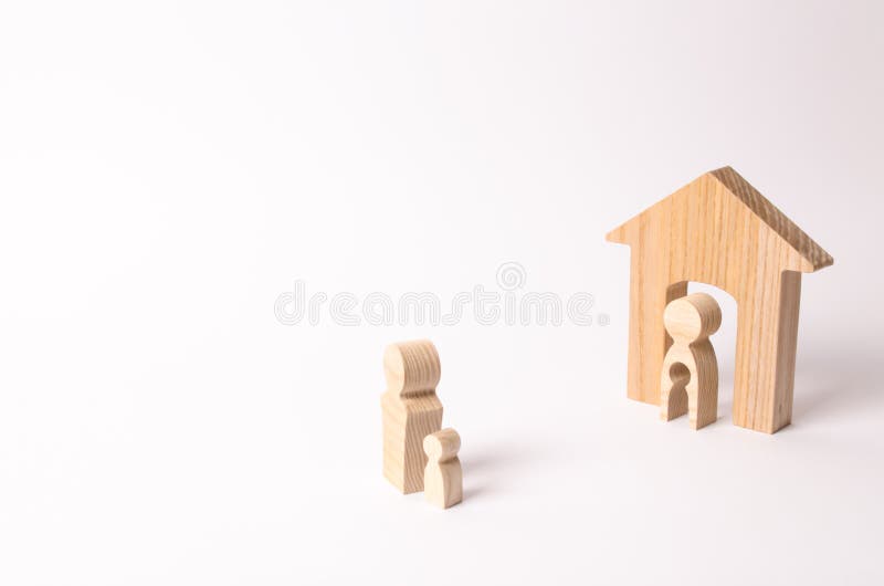 Enfant de part de parents dans un divorce Le père prend l'enfant de sa mère L'enfant décide avec quel parent à vivre images stock Enfant de part de parents dans un divorce Le père prend l'enfant de sa mère L'enfant décide avec quel parent à vivre images stock