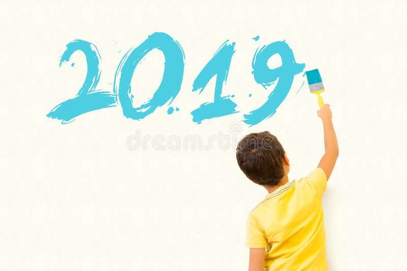 Enfant de petit garçon de Te écrivant la nouvelle année 2019 avec la brosse de peinture photos stock