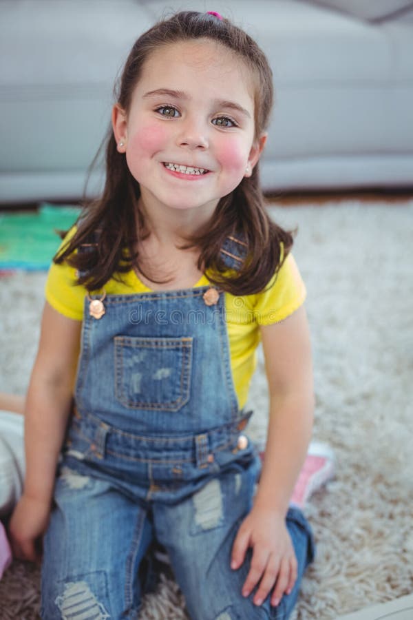 Enfant de sourire se mettant à genoux vers le bas photo libre de droits