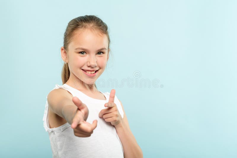 Enfant de sourire sûr d'approbation de succès de fille de roche image stock Enfant de sourire sûr d'approbation de succès de fille de roche image stock