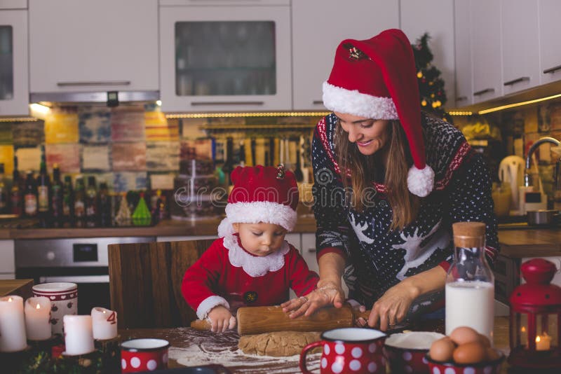 Enfant doux d'enfant en bas âge, garçon, maman de aide préparant le cuisinier de Noël image libre de droits Enfant doux d'enfant en bas âge, garçon, maman de aide préparant le cuisinier de Noël image libre de droits