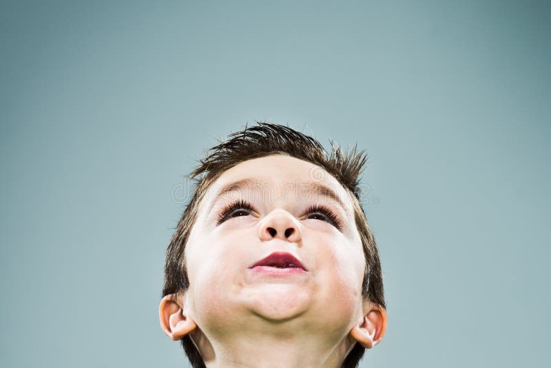 Enfant drôle recherchant photos stock Enfant drôle recherchant photos stock