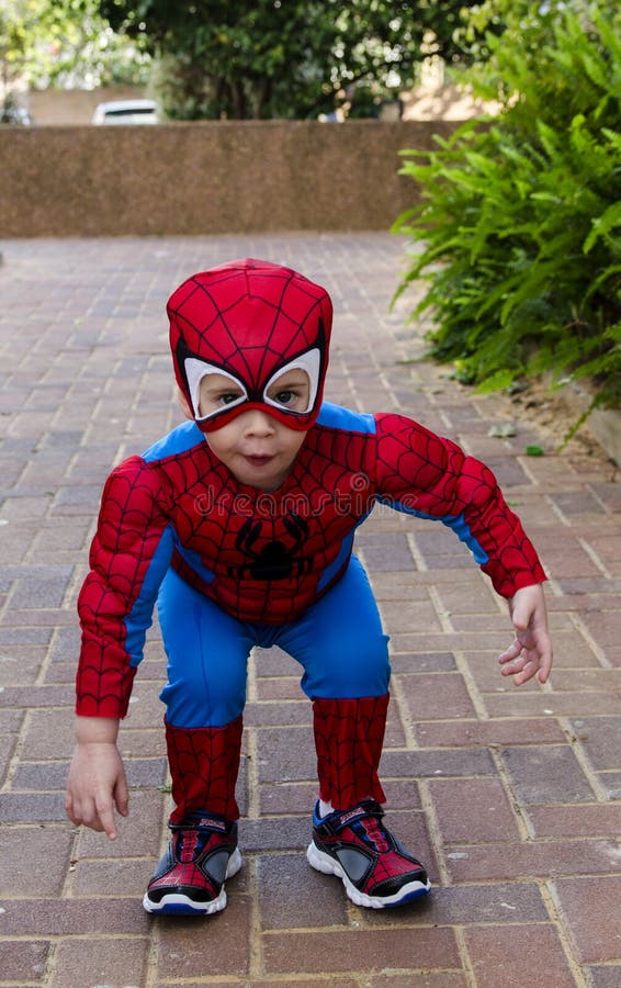 Enfant En Bas âge Dans Un Costume De Spider-Man Image stock