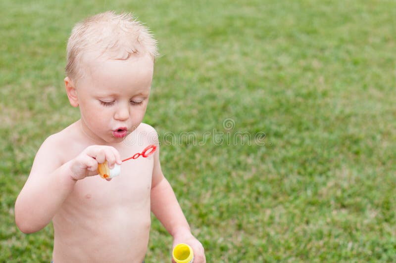 enfant qui fait des bulles de savon Stock Photo