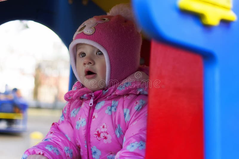 Enfant en bas âge jouant sur le terrain de jeu photos libres de droits Enfant en bas âge jouant sur le terrain de jeu photos libres de droits