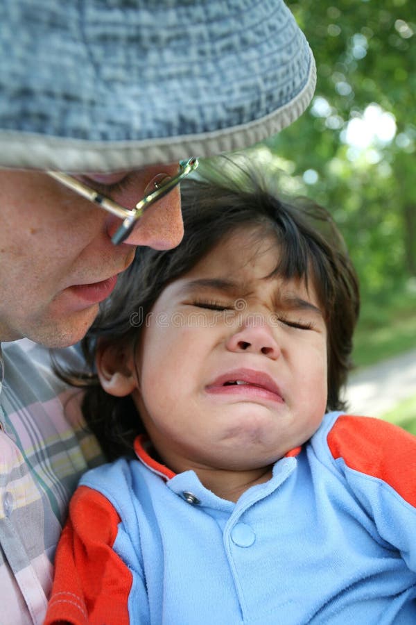 Enfant en bas âge pleurant de bloc de commande de père