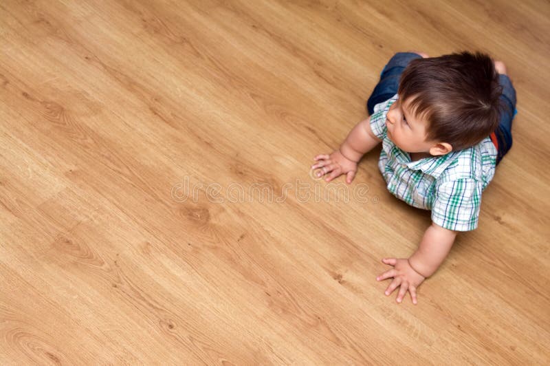 Enfant en bas âge sur l'étage en stratifié images stock Enfant en bas âge sur l'étage en stratifié images stock