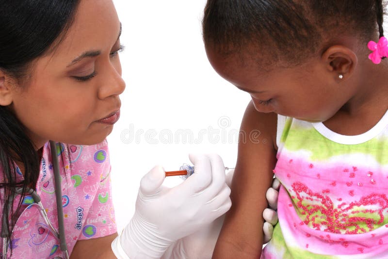 Enfant environ pour obtenir une injection photos stock Enfant environ pour obtenir une injection photos stock