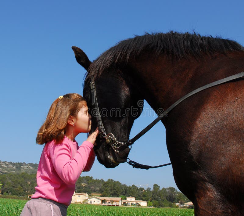 Enfant avec le cheval photo stock. Image du nature, femelle - 53153694