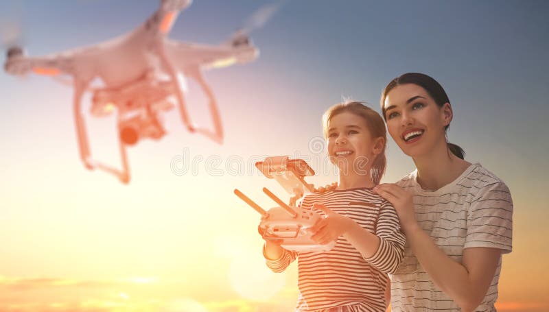 Enfant et maman jouant avec le bourdon images libres de droits Enfant et maman jouant avec le bourdon images libres de droits