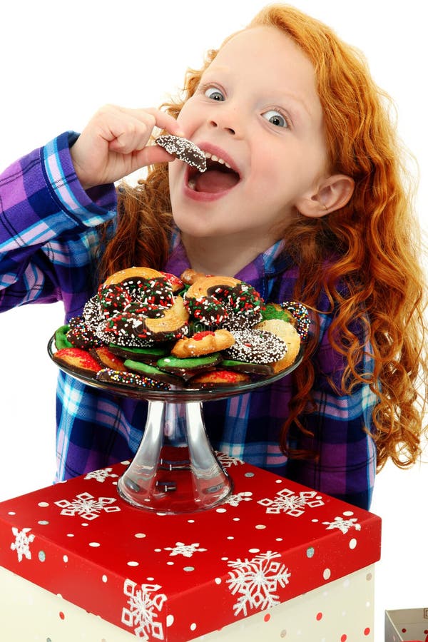 Enfant Excited de fille dans des pyjamas avec le plateau des biscuits image libre de droits Enfant Excited de fille dans des pyjamas avec le plateau des biscuits image libre de droits