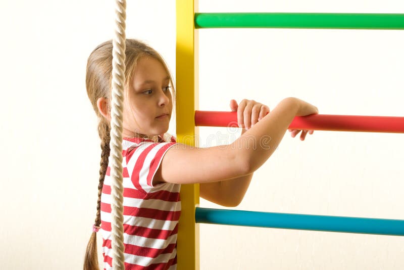 Enfant faisant l'exercice photographie stock libre de droits Enfant faisant l'exercice photographie stock libre de droits