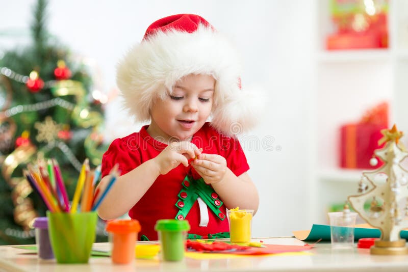 Enfant faisant par des décorations de Noël de mains photos stock Enfant faisant par des décorations de Noël de mains photos stock