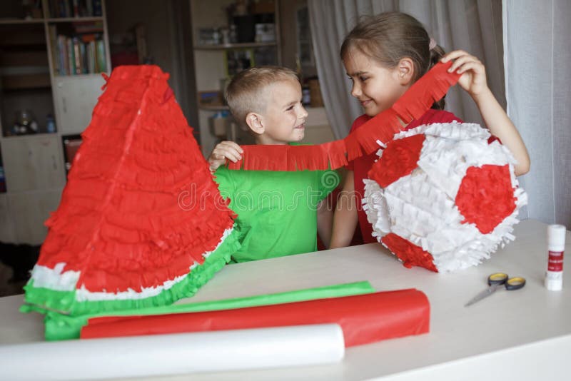 Enfant Faisant Pinata Avec Carton De La Boîte D'occasion Et Papier