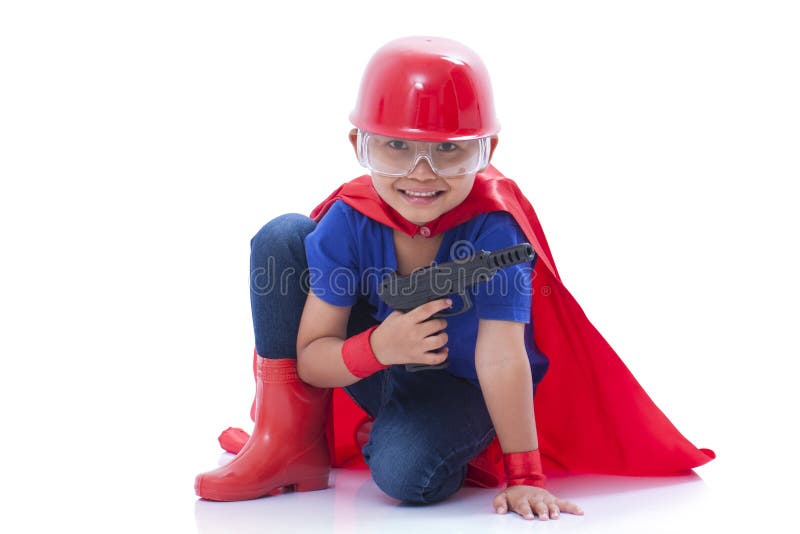 Garçon Heureux Feignant Pour être Un Super Héros Avec L'arme à Feu De Jouet  Photo stock - Image du chapeau, canon: 55085798