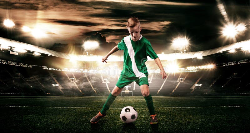 Équipe De Football Enfants - Futurs Champions Garçons Dans Des Vêtements De  Sport Du Football Sur Le Stade Avec La Boule Concept Image stock - Image du  élémentaire, ligue: 107628115