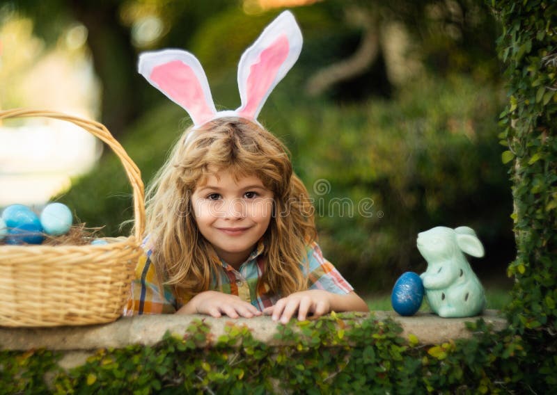 Les Enfants Avec Des Oreilles De Lapin Sur L'oeuf De Pâques