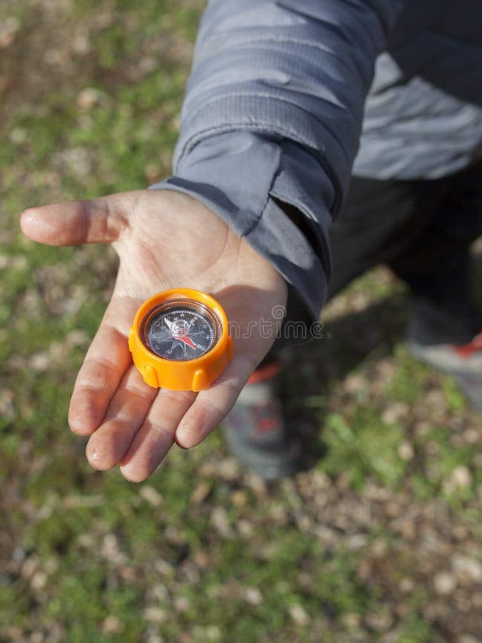 Enfant Garçon Tenant Du Boussole En Main Image stock - Image du perdu,  apprendre: 263569427