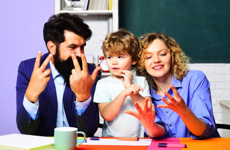Enfant garçon en classe d'étude mathématiques avec les enseignants et compte sur les doigts. Mathématiques pour les enfants à l'éc image stock