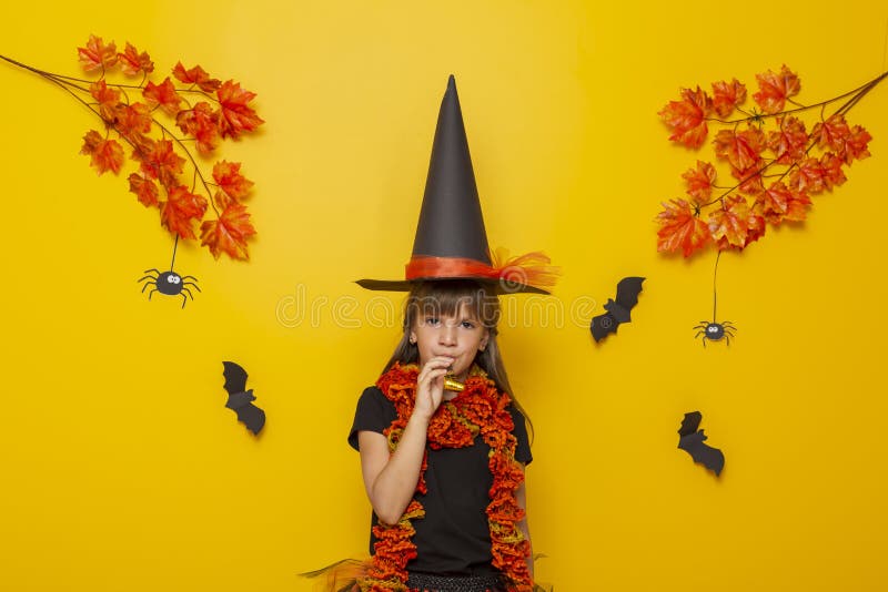 https://thumbs.dreamstime.com/b/enfant-habill%C3%A9-comme-une-sorci%C3%A8re-pour-le-sifflet-de-soufflage-d-halloween-beau-costume-port-cette-petite-fille-s-amusant-tout-195006105.jpg
