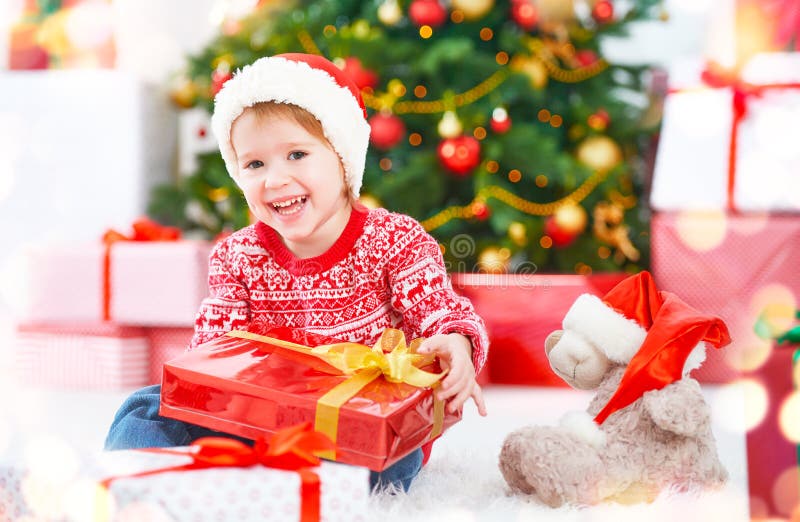 Enfant Garçon De 5 Ans Recevant Un Cadeau De Noël Présent Arbre De Noël Ai