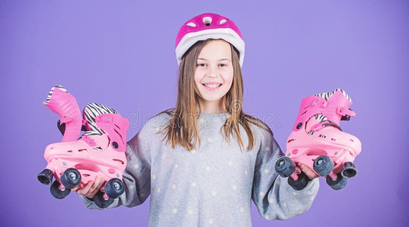 Enfant heureux avec des patins de rouleau freestyle Succ?s de sport Petite ballerine Sant? et ?nergie de forme physique s?ance d' images libres de droits Enfant heureux avec des patins de rouleau freestyle Succ?s de sport Petite ballerine Sant? et ?nergie de forme physique s?ance d' images libres de droits