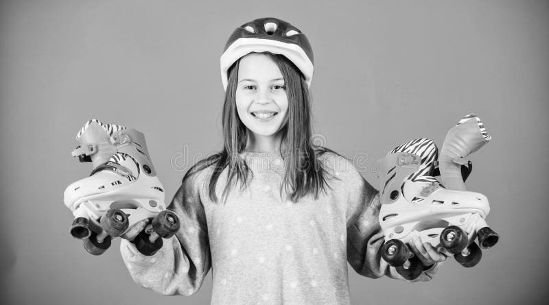 Enfant heureux avec des patins de rouleau freestyle Succ?s de sport Petite ballerine Sant? et ?nergie de forme physique s?ance d' photographie stock libre de droits Enfant heureux avec des patins de rouleau freestyle Succ?s de sport Petite ballerine Sant? et ?nergie de forme physique s?ance d' photographie stock libre de droits