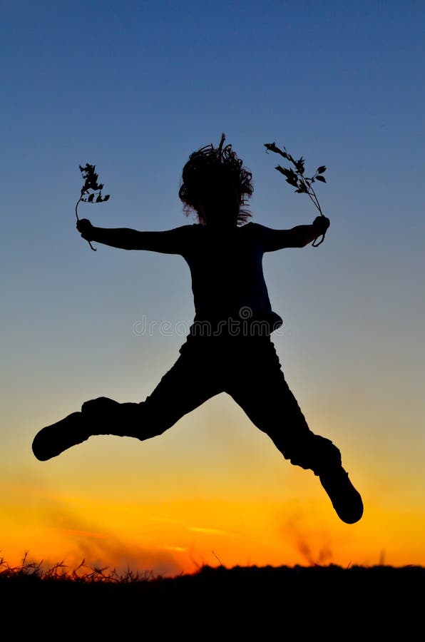 Enfants Avec Le Cerf-volant Au Coucher Du Soleil Image stock - Image du  fonctionnement, avec: 67018303