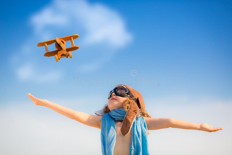 Enfant heureux jouant avec l'avion de jouet photos libres de droits Enfant heureux jouant avec l'avion de jouet photos libres de droits