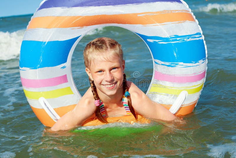 Enfant heureux jouant dans l'eau bleue de l'oc?an sur une station de vacances tropicale ? la mer Bains gais de petite fille dans photo stock Enfant heureux jouant dans l'eau bleue de l'oc?an sur une station de vacances tropicale ? la mer Bains gais de petite fille dans photo stock