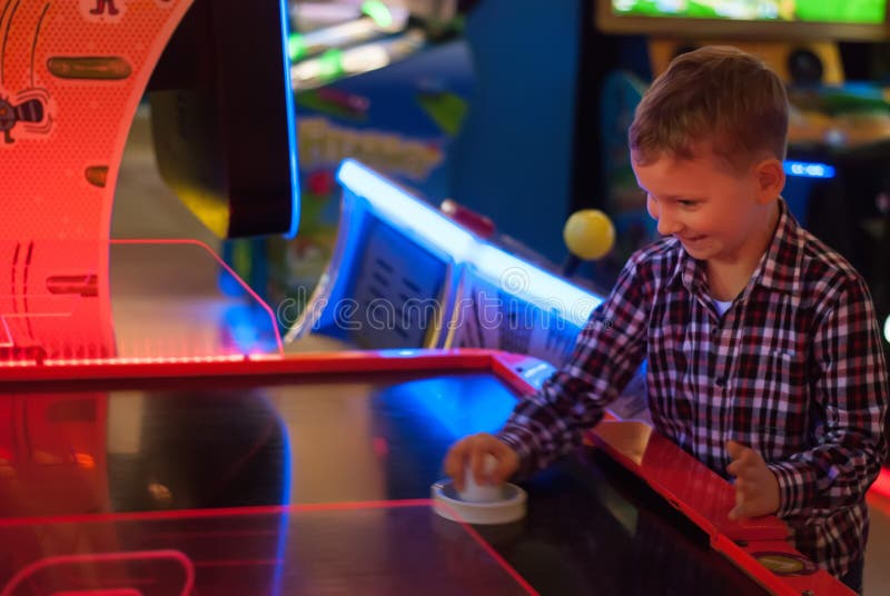Enfant heureux jouant l'hockey de table, photos libres de droits Enfant heureux jouant l'hockey de table, photos libres de droits