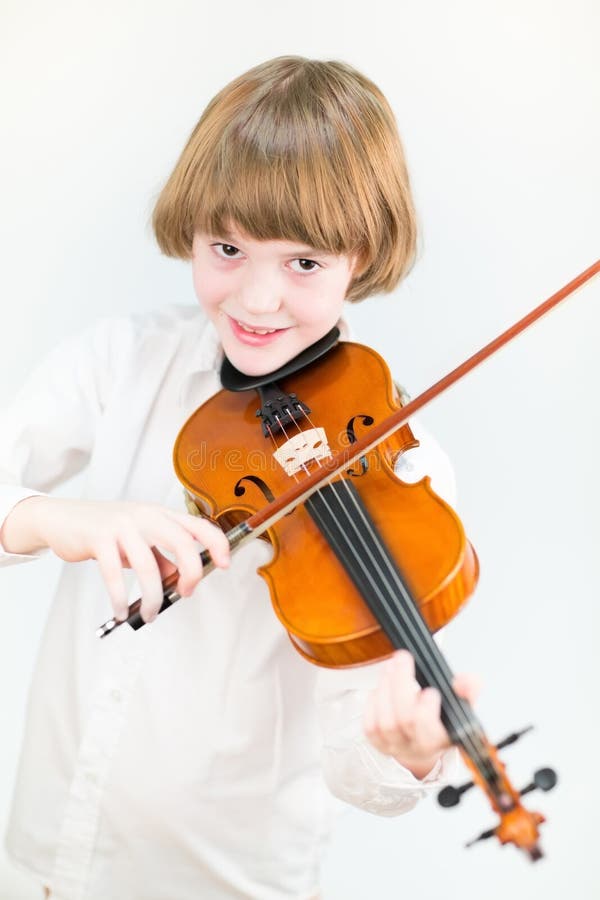 Enfant heureux jouant le violon photos libres de droits Enfant heureux jouant le violon photos libres de droits
